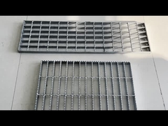 Galvanized Steel Walkway Grating Hitam / Putih Untuk Pabrik Kimia 30 * 3mm