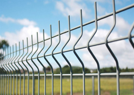 PVC dilapisi 50 * 200mm Mesh Lubang Segitiga Pagar Untuk Bandara OEM