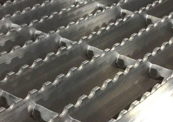 Q235 Low Carbon Steel Walkway Grating Tipe Bergerigi Untuk Tapak Tangga 25 * 5mm