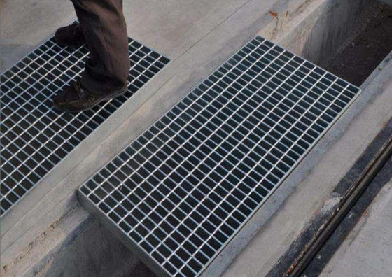 Hot Dip Galvanized Steel Walkway Grating yang Dapat Disesuaikan Untuk Penutup Pembuangan 30*5mm