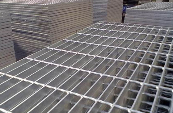 Kisi Rebar Galvanis Bergerigi Ditekan Kisi Tapak Tangga 32 * 5mm