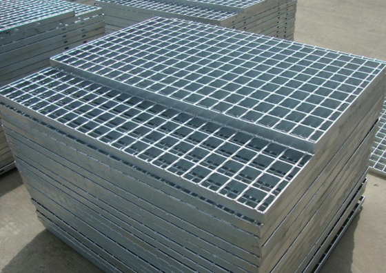Karbon Rendah Twisted Bar Metal Driveway Trench Drain Cover Daya Tahan Tinggi
