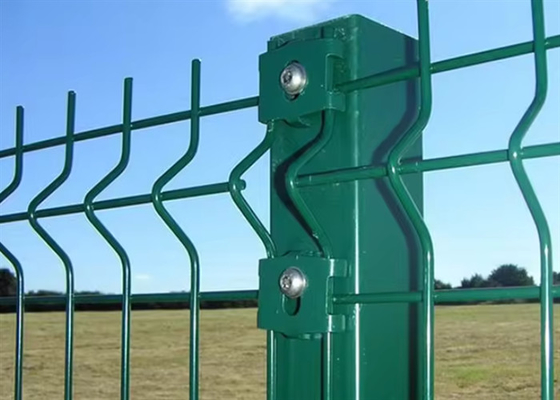 Galvanized 3D melengkung V Bending Welded Wire Mesh Segitiga Pagar Untuk Keamanan