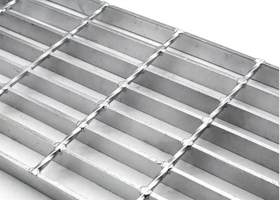 Steel Grating Walkway Lantai Untuk Tangga Hot Dip Galvanized 30 * 5mm