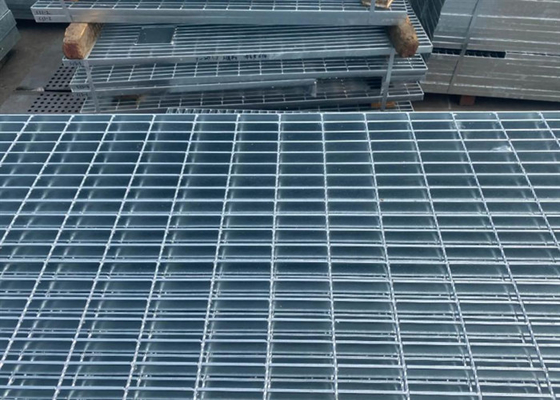 Galvanized Steel Walkway Grating Hitam / Putih Untuk Pabrik Kimia 30 * 3mm