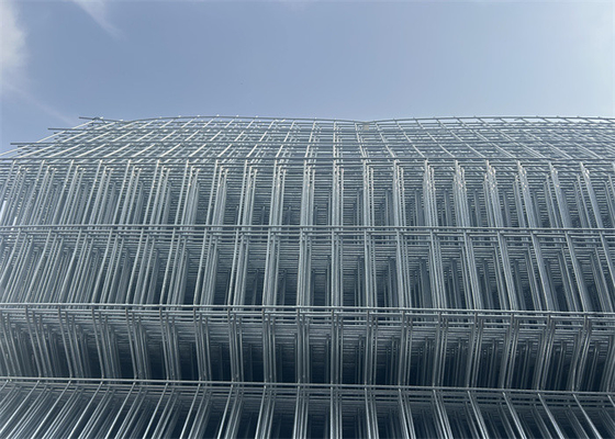 Penghalang Wire Mesh Segitiga Las yang dapat disesuaikan dengan Lubang Mesh 50*150mm