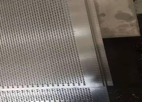 High-precision perforated wire mesh. Baja tahan lama, lubang ventilasi filtrasi.