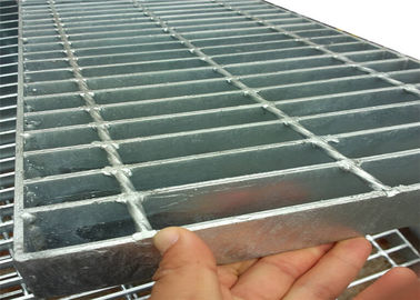 Polos / Serrated / I Jenis Steel Walkway Grating Cross Bar Ukuran 6mm / 8mm Dengan Klip