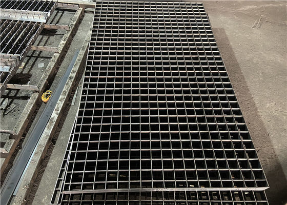 Q235 Ditekan 32 * 3mm Galvanized Steel Grating Untuk Tapak Tangga / Jalan Kaki
