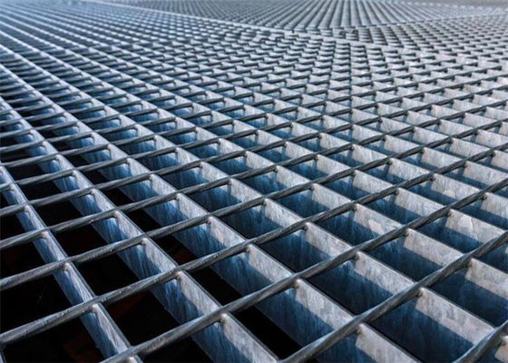 Baja Karbon Rendah Polos / Tipe Bergerigi 0.8mm Steel Walkway Grating Untuk Bangunan