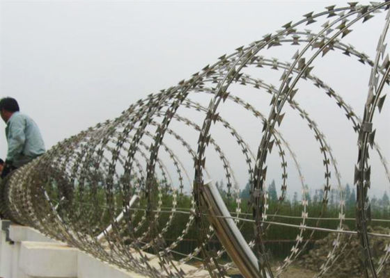 Kawat Pita Berduri Pisau Cukur Yang Kuat, Hot Dipped Galvanized 2.5mm Bto-22 Security