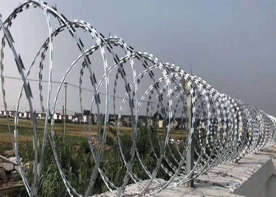 Klip Hot Dip Galvanized Razor Barbed Wire Untuk Pagar Keamanan Anti Pembajakan