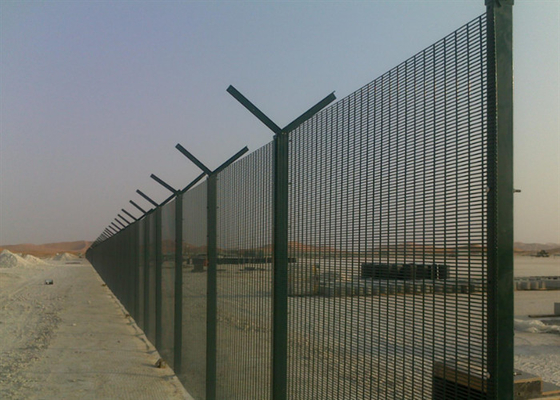 12.7x76.2mm Mesh Hole 358 Welded Mesh Security Fence Untuk Bandara / Jalan Kaki